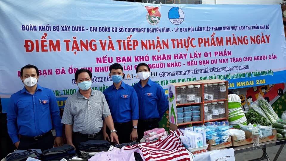 PHÁT LƯƠNG THỰC THỰC PHẨM HỖ TRỢ COVID-19 TẠI HUYỆN NHÀ BÈ