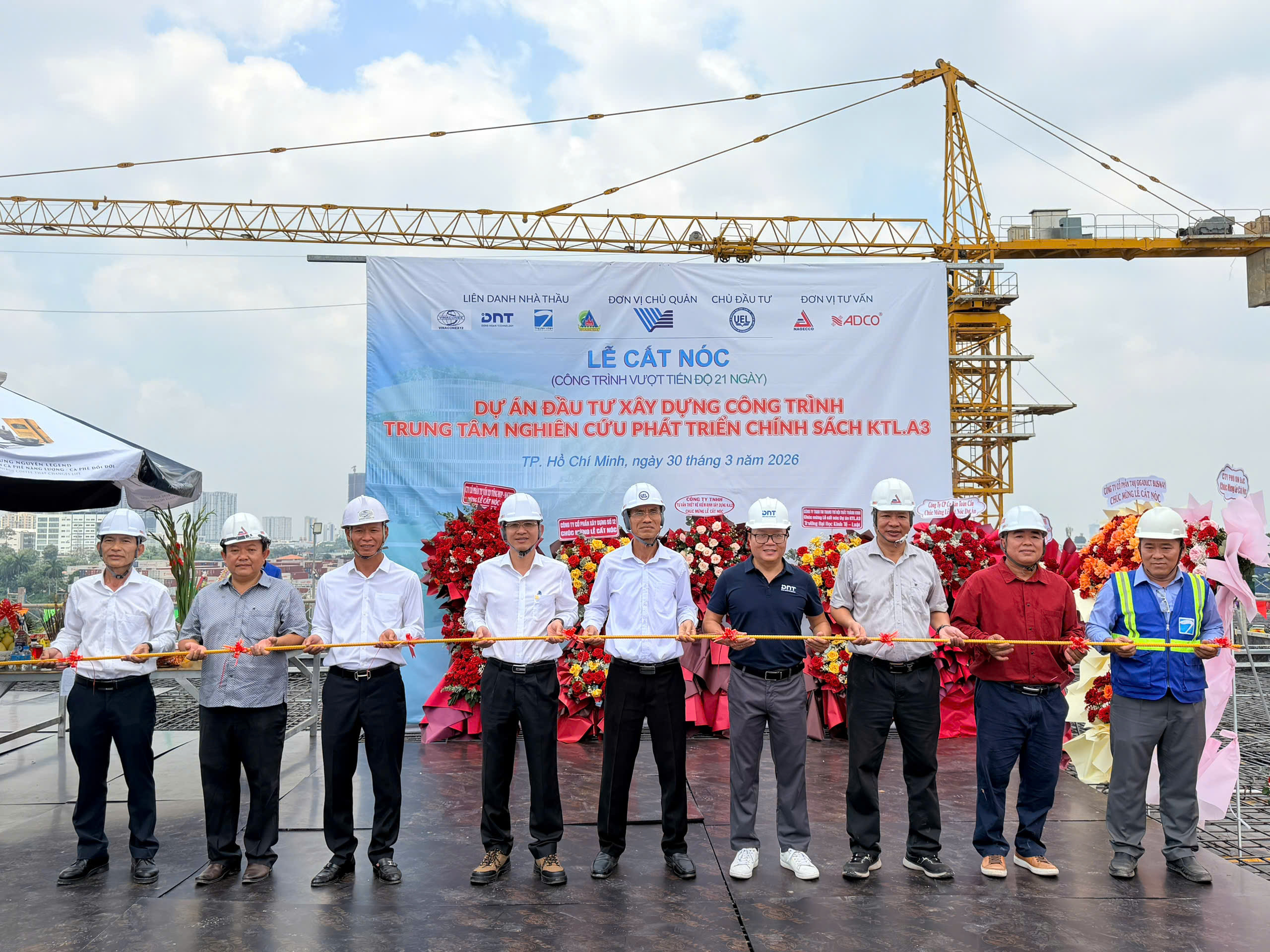 LỄ CẤT NÓC DỰ ÁN ĐẦU TƯ XÂY DỰNG CÔNG TRÌNH TRUNG TÂM NGHIÊN CỨU PHÁT TRIỂN CHÍNH SÁCH KTL.A3: MỘT CỘT MỐC QUAN TRỌNG TẠI TRƯỜNG ĐẠI HỌC KINH TẾ - LUẬT (UEL)